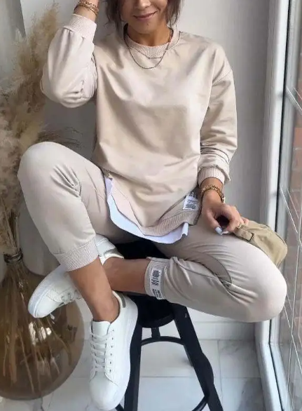 Conjunto Deportivo de Mujer con Diseño de Aberturas